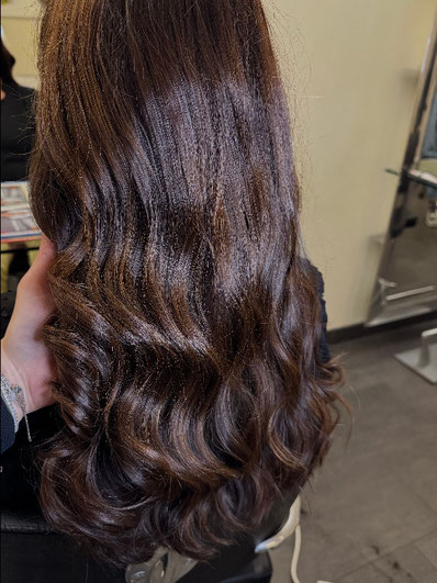 Lange Haare mit warmem Braunton und viel Glanz