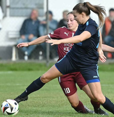 Leidenschaftlich: Alina Diehl (l., hier gegen Pilgerzells Tabea Leonangeli) ist mit der Viktoria gegen Dortelweil ordentlich gefordert. Foto: Pressebilder Hahn