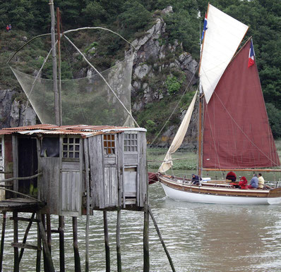 Imagirance- voilier devant un vieux carrelet de pêche