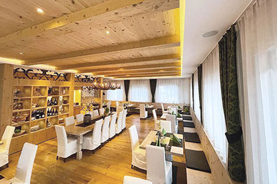 Innenansicht vom Speisesaal vom Restaurant Daimer in Sand in Taufers im Ahrntal in Südtirol