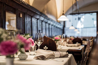 Vista interna della sala del ristorante Wirtshaus Vögele a Bolzano in Alto Adige