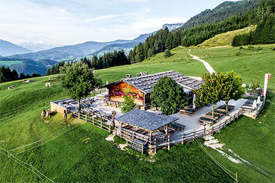 Blick auf die Tuffalm in Völs am Schlern in Südtirol