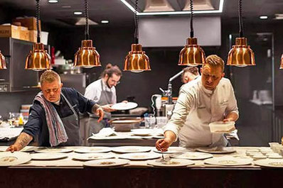 Kay Baumgardt und Marc Bernhart in der Küche vom Hotel Weisses Kreuz und Mamesa Restaurant in Mals im Vinschgau bei der Arbeit