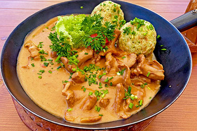 Pfifferlingzeit im Hilberkeller in Kuens bei Meran