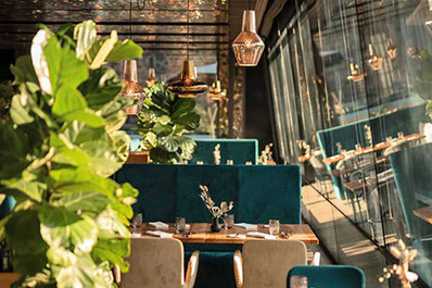 Innenansicht des META Restaurant & Skybar im historischen Palazzo Campofranco am Waltherplatz in Bozen, Südtirol