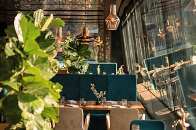 Innenansicht des META Restaurant & Skybar im historischen Palazzo Campofranco am Waltherplatz in Bozen, Südtirol