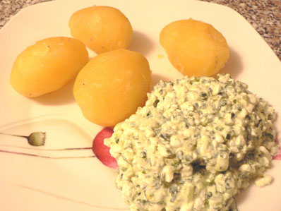 Kartoffeln und Cottage cheese mit Wildkräutern
