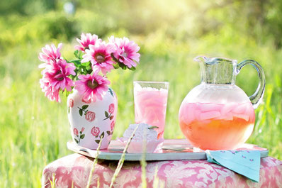 Sirup Saft Blüten rosa Tablett Sommer