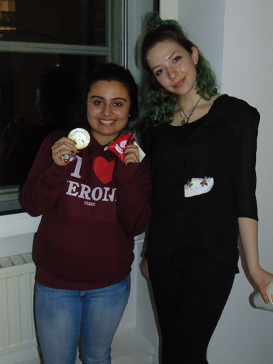 Vera Freier, 19 Jahre (rechts im Bild) (links im Bild Mavis, die das IMKL Projekt auch schon ein paar Mal unterstützt hat)