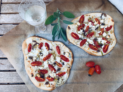 Tomaten-Feta-Flammkuchen