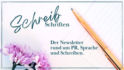 Auf einer weißen Fläche blass liniertes Schreibpapier und ein golden glänzender Filzschreiber. Unten links die Blüten und den Stengelansatz zweier blassrosa Astern. Text: SchreibSchriften. Der Newsletter rund um PR, Sprache und Schreiben.