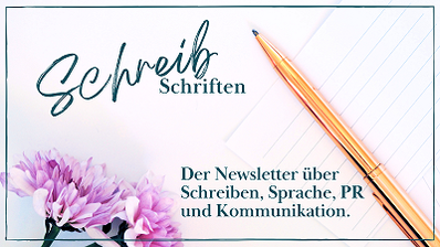 Auf einer weißen Fläche liegen liniertes Schreibpapier und ein goldener Filzschreiber mit dunkler Mine. Unten links die Blüten zweier blassrosa Astern. Text: "SchreibSchriften. Der Newsletter rund um Schreiben, Sprache, PR und Kommunikation."."