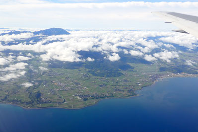 大山とその火山麓扇状地(火砕流堆積物など;『日本の地形6』) 行きの飛行機でこの景観を見られただけでも満足.
