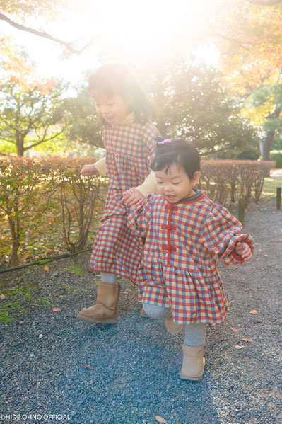 A joyful moment in Tokyo's Hamarikyu Gardens — Singaporean sisters enjoying autumn colors