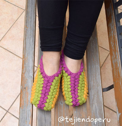 Pantuflas con trenzas de colores tejidas a crochet