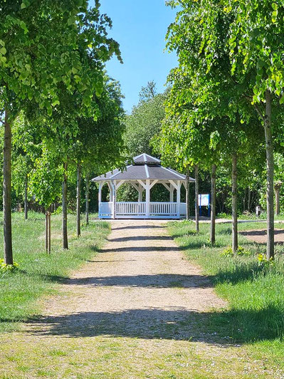 Yoga im Pavillon auf den Emswiesen