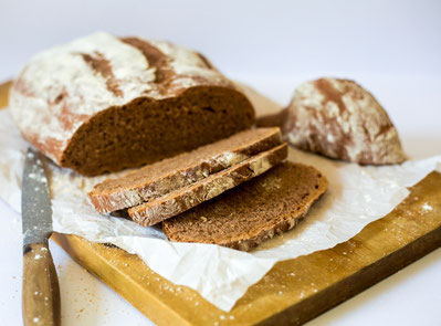 Brot, Brotbacken, Traubenkernmehl, Traubenkernbrot, Dinkel, Dunkelbrot, Buchweizen, Buchweizenbrot, Frühstück 