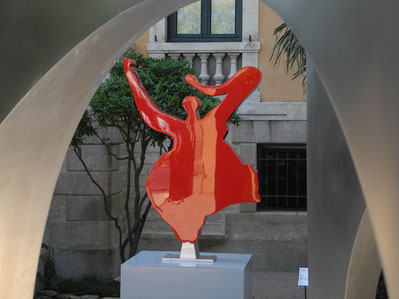Skulpturen von Marta Pan und Rotraut vor der Villa