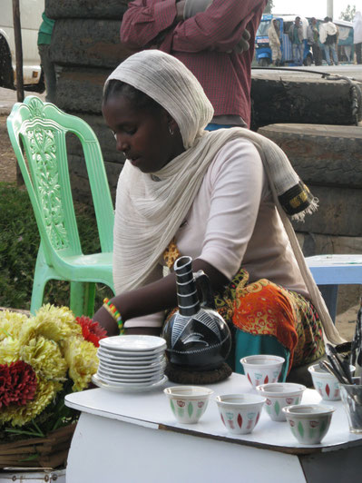 Leborsa Habesha Frau bei Kaffee-Zeremonie in Äthiopien