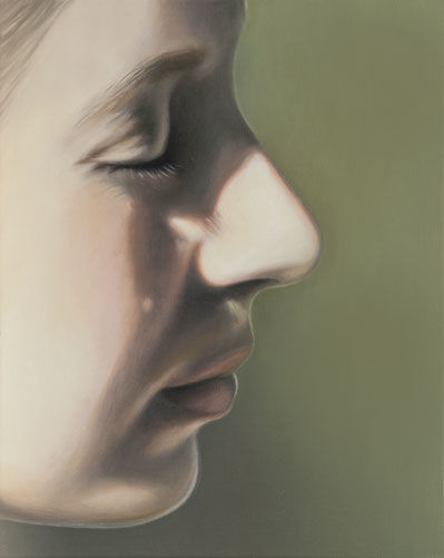 Gemaltes Porträt einer jungen Frau mit geschlossenen Augen mit Licht und Schatten auf dem Gesicht