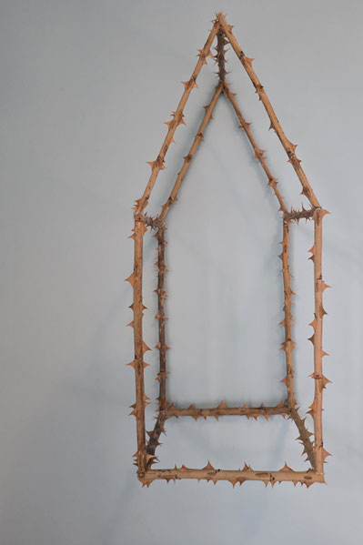 Aus Dornen eine Häuschen erinnert an deutsche Märchen. Grimm-ICH ein deutsches Märchen lautet der Titel der Arbeit von Oliver Braig. Foto: Andrea Oelmaier