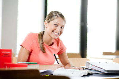 Nach der Ausbildung zum Wirtschaftsfachwirt (IHK) kann man in fast jedem Unternehmen niveauvolle kaufmännische Tätigkeiten übernehmen, dies bietet ein Höchstmaß an Flexibilität für die Karriere. Foto: djd/Steuer-Fachschule Dr. Endriss GmbH & Co KG