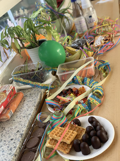 ... und einem leckeren Frühstücksbuffet feierte die Klasse 3a Fasching