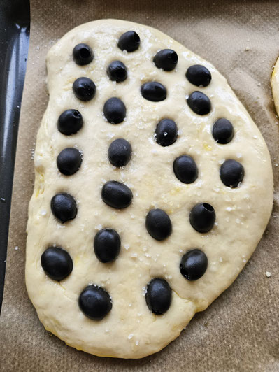 Oliven Focaccia belegt mit schwarzen Oliven backbereit