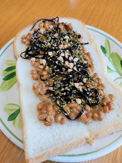 人生初の納豆トースト。