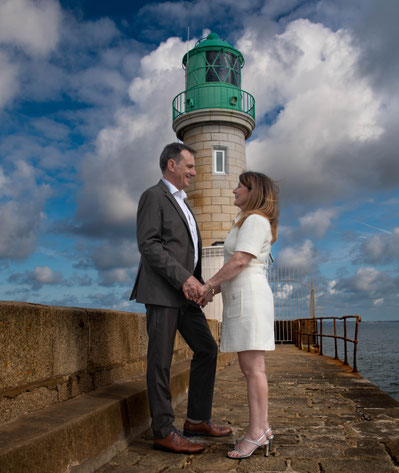 Couple de mariés devant un phare lors d’un mariage organisé et coordonné par My Daydream Wedding près de Nantes