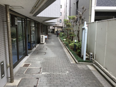 一番奥の、一つ手前の部屋まで進んでください。