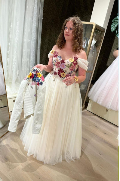 trouwjurk met bloemen en bijpassend beschilderd jasje