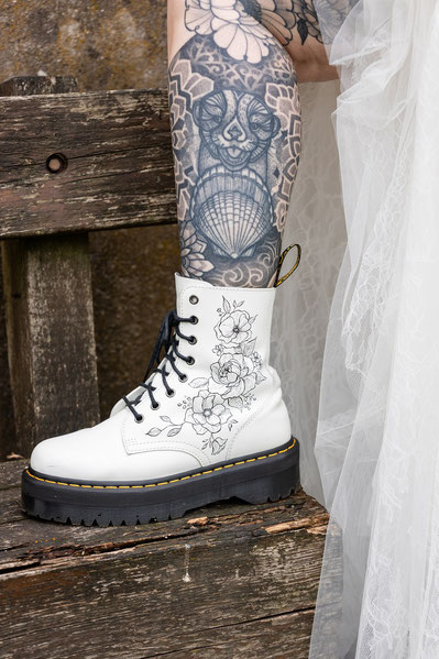 dr martens beschilderd met tattoo bloemen voor bruid stoer en vrouwelijk