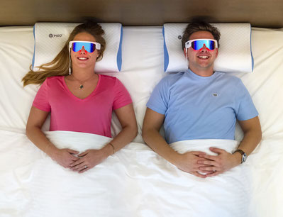 couple sur un lit avec lunettes PSIO dans location lunettes Psio alain rivera
