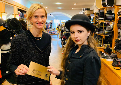 Verena Mayer übergibt Preis an Annika Fickert