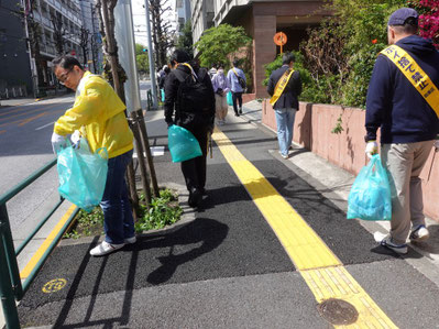 清掃の様子：ベテランの方のごみ袋は早々にいっぱいに