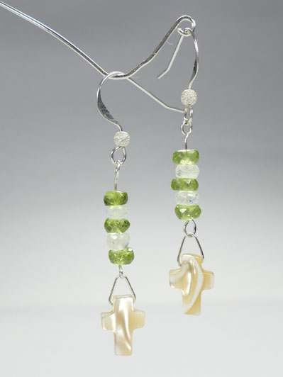 Boucles d'oreilles avec perle de péridot du pakistan, pierre de lune d'Inde et nacre
