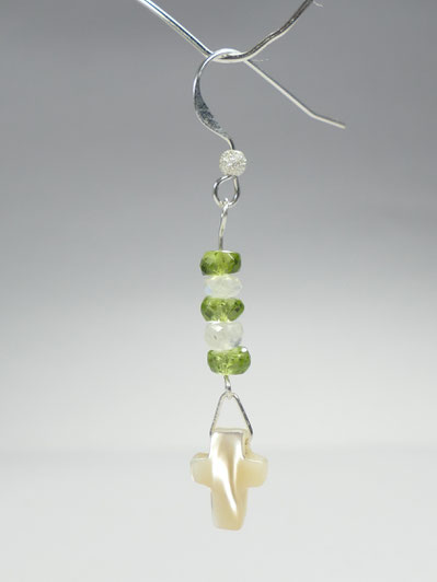 Boucles d'oreilles avec perle de péridot du pakistan, pierre de lune d'Inde et nacre