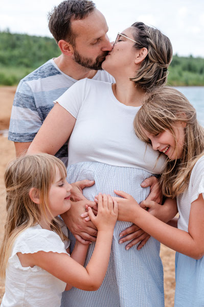 exklusives Fotoshooting Angebot für werdende Eltern im Leipziger Land in Leipzig, Markkleeberg, Borna, Zwenkau, Grimma, Taucha, Angebot enthält Babybauchfotos, Babyfotos und Familienfotos