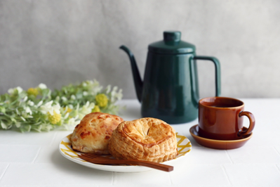 ワッフルとコーヒー。ミモザの花。メモ帳とボールペン。