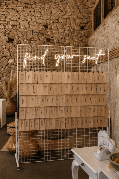Neon Schriftzug Hochzeit mieten Neonsign find your seat Sitzplan Hochzeit mieten Dekoverleih the featherette