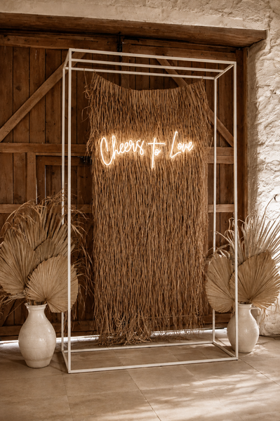  Neon Schriftzug Hochzeit mieten Neonsign cheers to love BackdropHochzeit mieten Dekoverleih the featherette