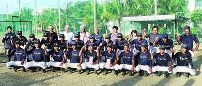 甲子園出場に向け決意を新たにする八重農ナイン=13日午後、同校グラウンド