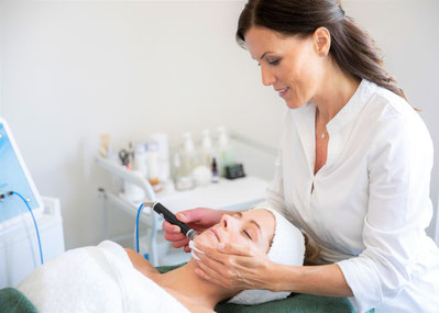 Portrait Priska Zemp, Kosmetikerin & Inhaberin von Pure Skin Kosmetik Eich, Expertin für Gesichtsbehandlungen für die junge wie auch reife Haut, für Sie und Ihn.