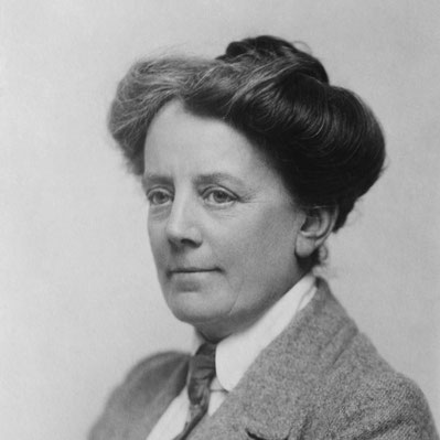 Das Bild zeigt die Autorin Ethyl Smyth mit strenger Hochsteckfrisur und Jackett.