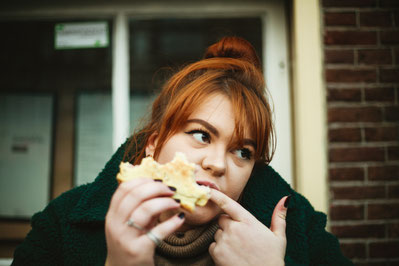 femme-ronde-qui-mange-un-hamburger