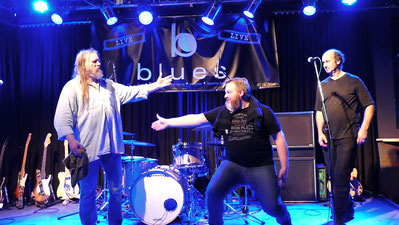 Das Foto zeigt drei Männer, verschwitzt auf einer Bühne, das sind Michael Dühnfort und die Noise Boys. Die Fotorechte liegen bei der Band.