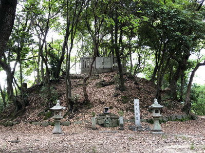 頼信、頼義、義家、源氏三代の墓(大阪府羽曳野市)