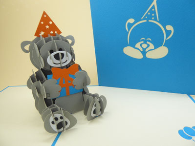 carte d'anniversaire pop-up ourson et son cadeau d'anniversaire orange et bleu marque Mam'zelle Pop-Up