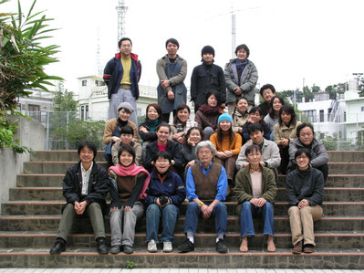 Con los profesores y compañeros de la especialidad de pintura en Okinawa Geijutsu Daigaku, la Universidad de Bellas Artes de Okinawa, 2004.